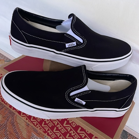 Vans WMNS Classic Slip-On Black
VN000EYEBLK
Sneakers - Picture 15 of 16